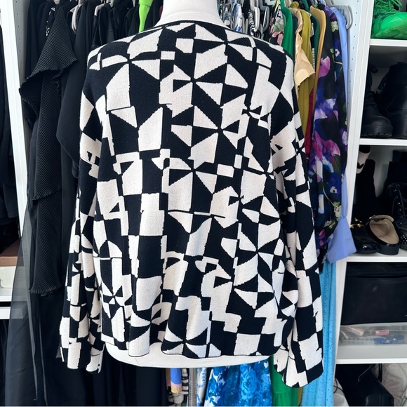 ELOQUII BLACK WHITE GRAPHIC V NECK LONG SLEEVE KNIT SWEATER - Picture 4 of 5